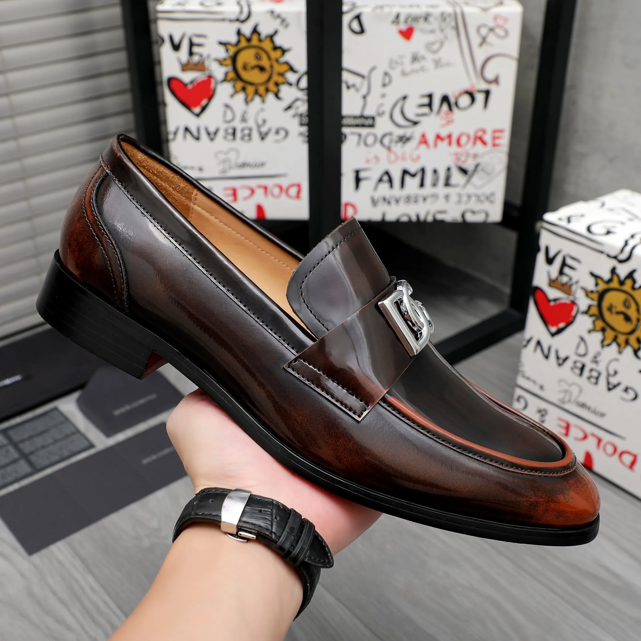 Men's shoes 💰500 Product trademark: DG (Dolce & Gabbana) business casual leather shoes Regular size: 38-45 (45 is custom-made and non-returnable) Product materials: Selected pearlescent polished cowhide upper, cowhide lining, original outsole
